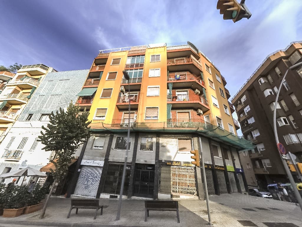 Fachada del edificio: Local comercial en Barcelona