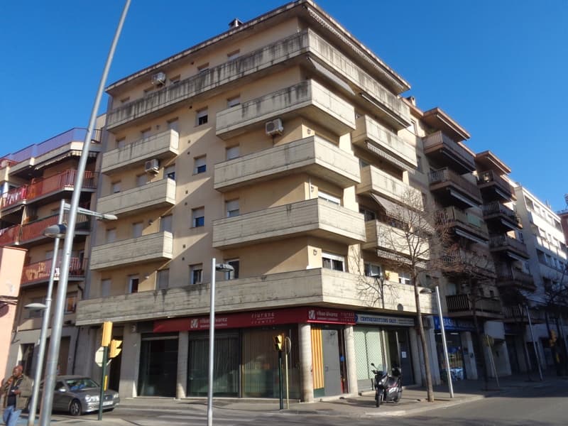Fachada del edificio: Vivienda en Salt