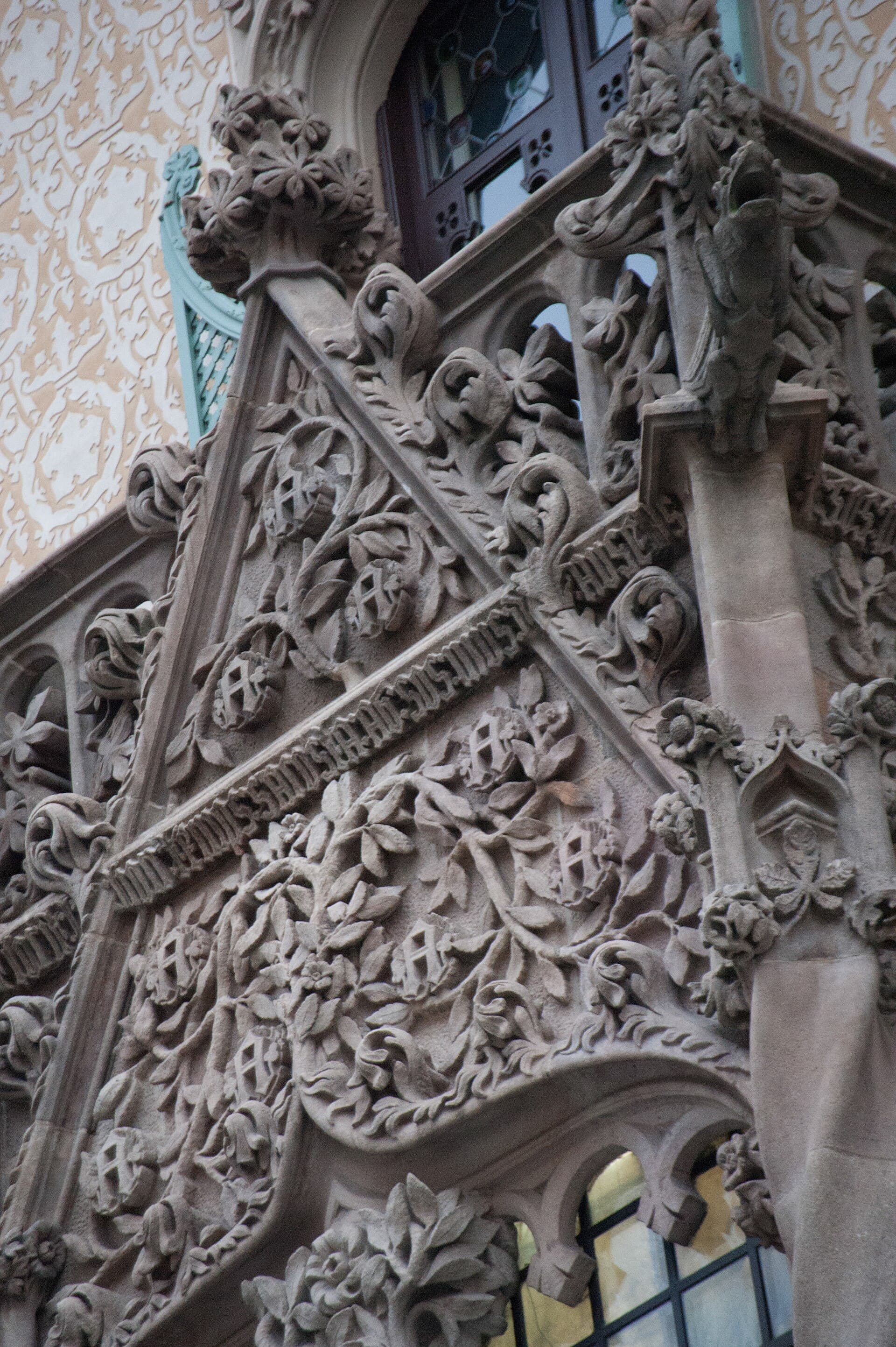 Detalle modernista de una fachada del Passeig de Gràcia, Barcelona