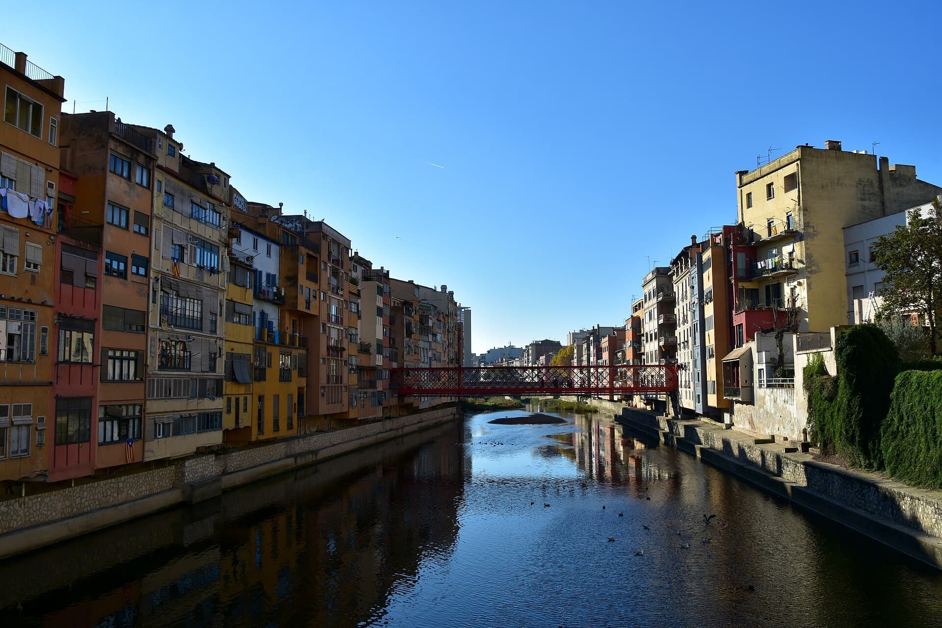 Casas de colores sobre el río Onyar, Girona