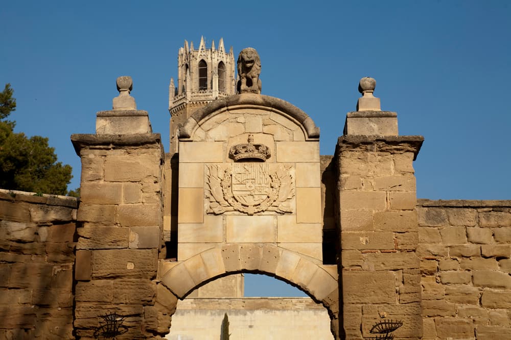 Puerta de piedra bajo el campanario de la Seu Vella, Lleida